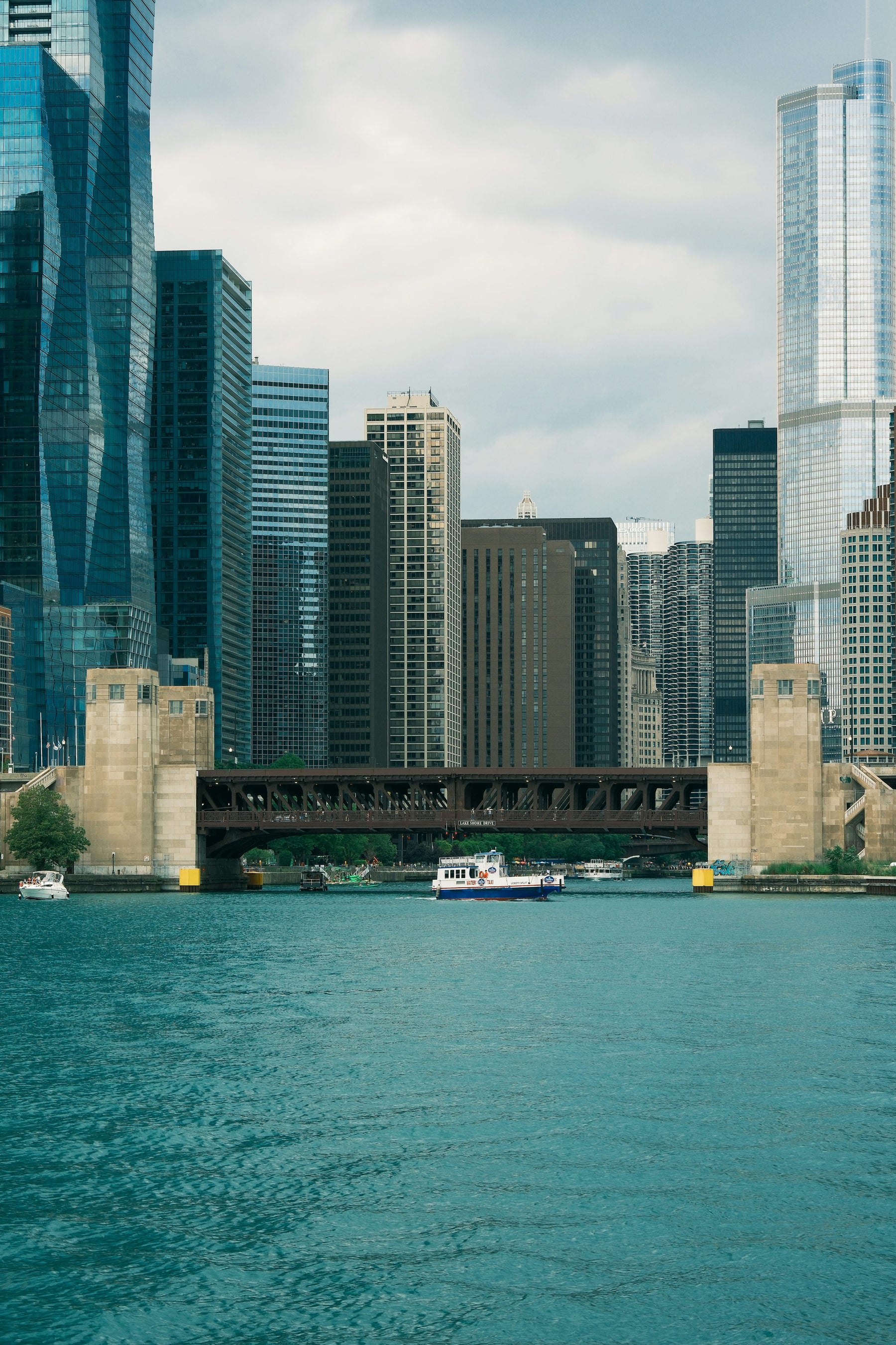 Chicago - skyline y puente sobre el rio Chicago