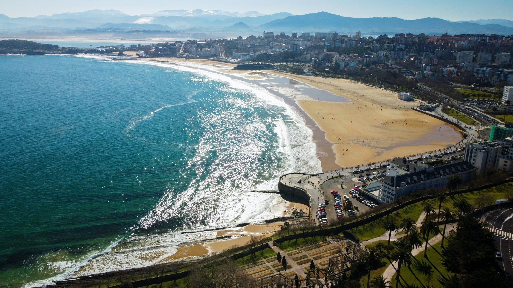 Vista aérea de la playa y la ciudad de Santander