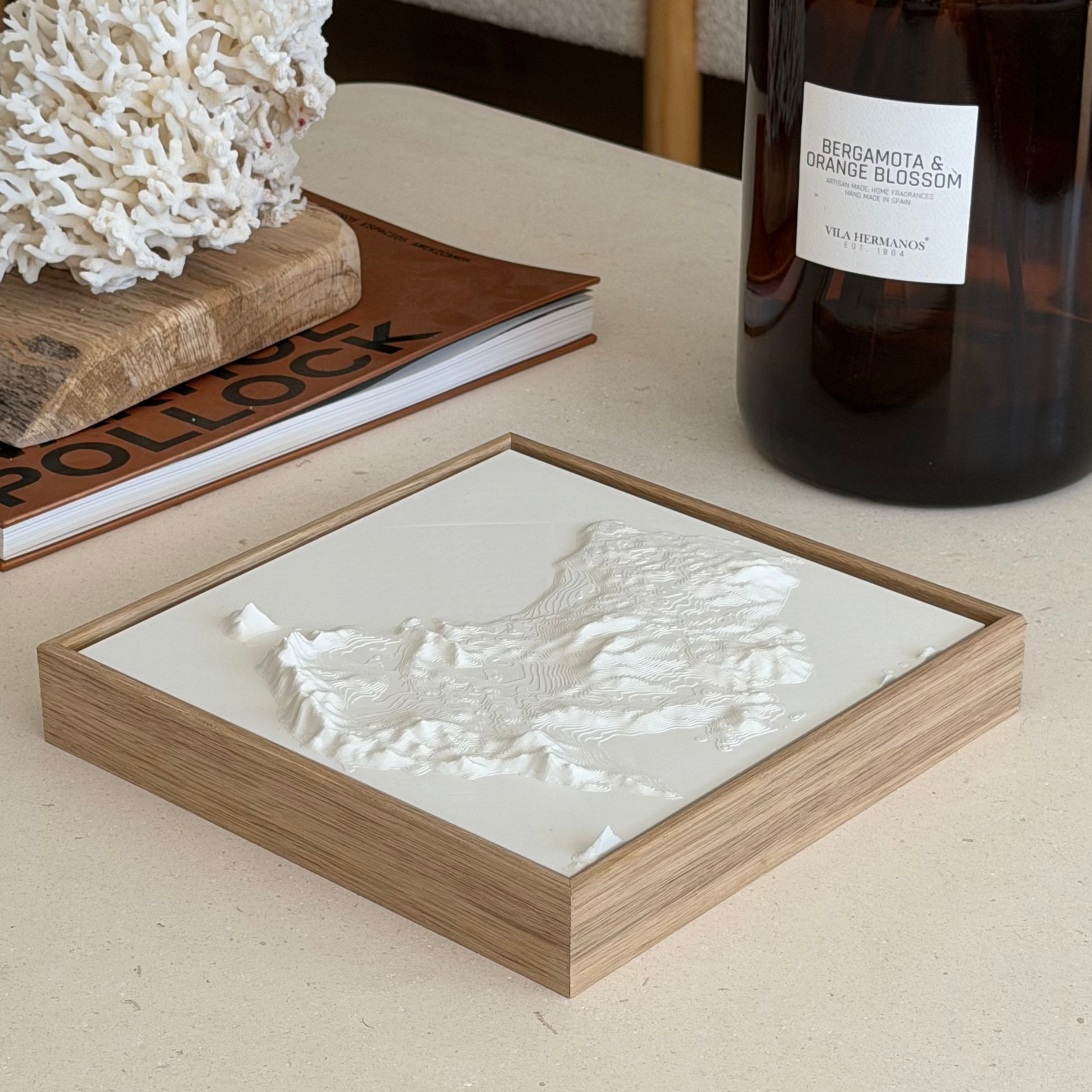 Mapa 3D en relieve de Australia enmarcado en roble macizo