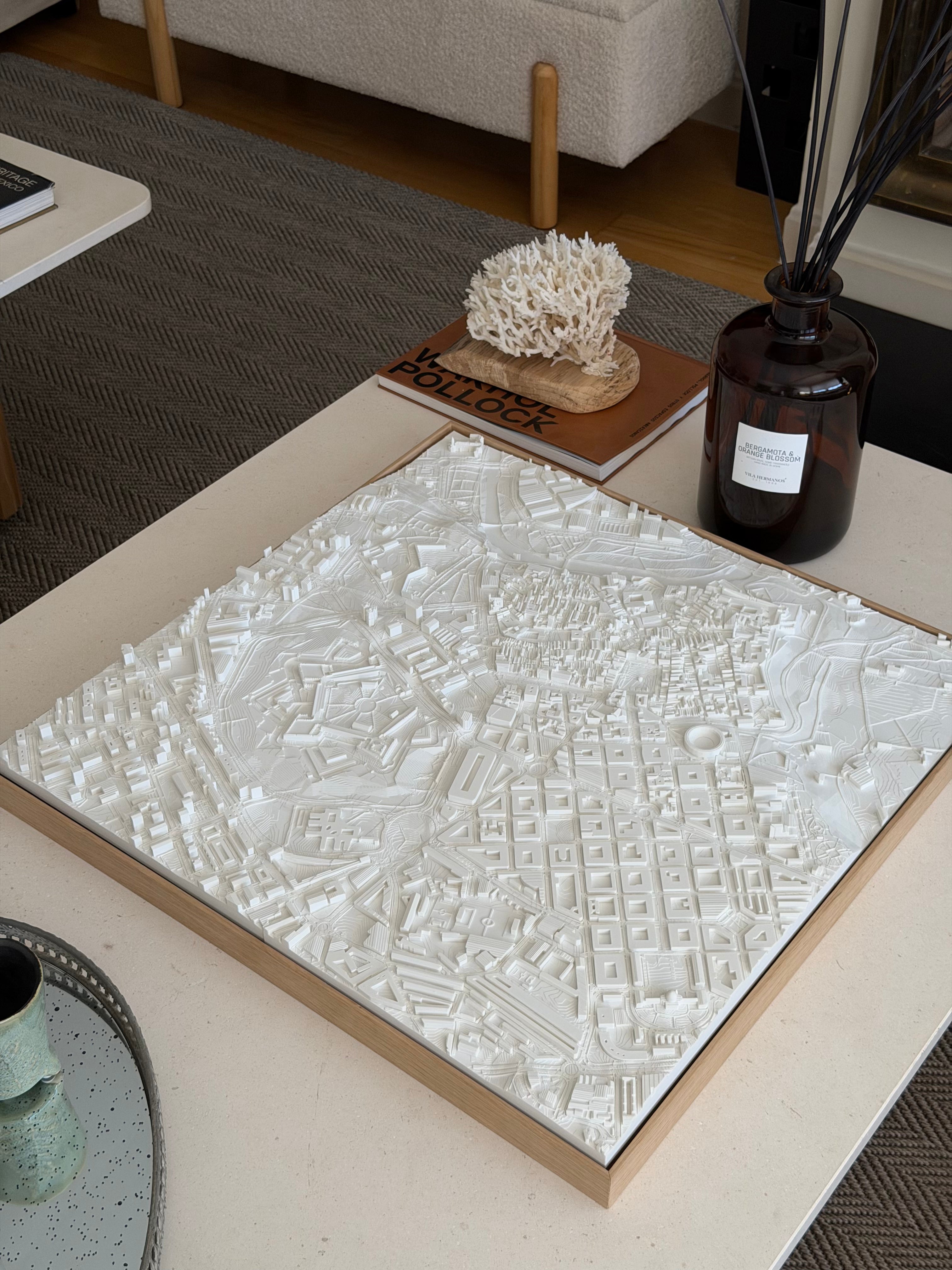 Mapa 3D de Pamplona, formato King, enmarcado en roble macizo