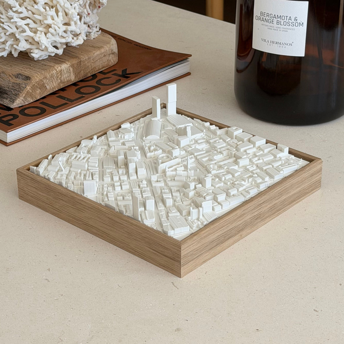 Mapa 3D de Manchester enmarcado en roble macizo